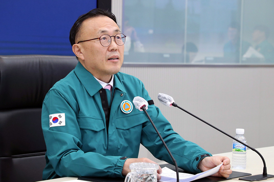 Lee Han-kyeong, deputy director of the Central Disaster and Safety Countermeasures Headquarters and director-general for Disaster and Safety Management at the Ministry of the Interior and Safety, speaks at a government meeting held on April 6 in Sejong. [NEWS1]