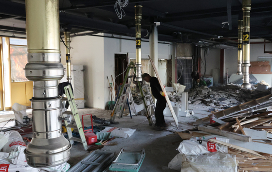 A restaurant is being cleared out in western Seoul on March 10. [YONHAP]