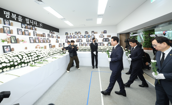 South Jeolla Gov. Kim Yung-rok, along with other officials, pays his respects at the memorial altar set up at the Muan Airport on April 5. [NEWS1]