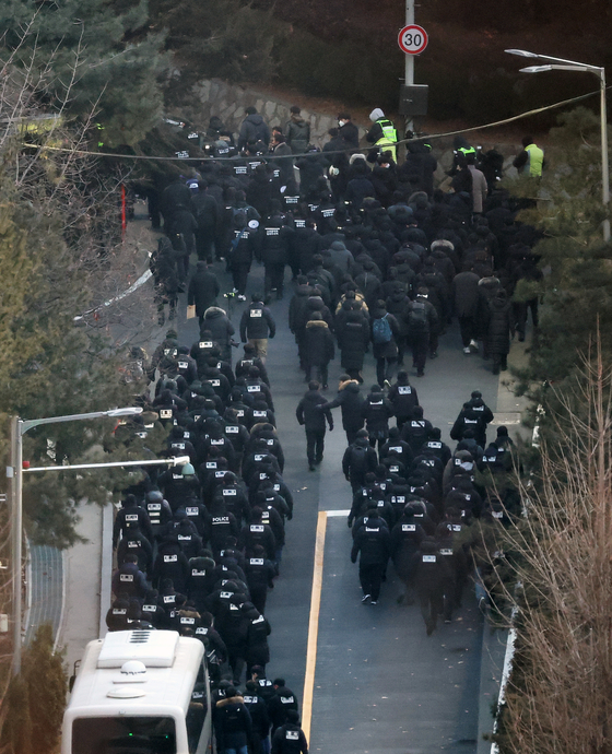 Police and investigators enter the presidential compound in Yongsan District, central Seoul, on Jan. 15 to carry out an arrest warrant against President Yoon Suk Yeol. [NEWS1]