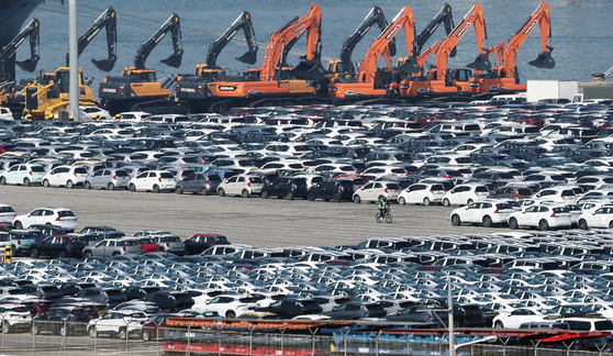Cars waiting to be exported at parked at a port in Pyeongtaek, Gyeonggi, on April 6. [NEWS1]