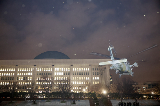 A helicopter carrying troops lands at the National Assembly in Yeouido, western Seoul, on Dec. 4, after President Yoon Suk Yeol declared martial law. Yoon lifted the martial law decree after six hours. [JOONGANG ILBO]