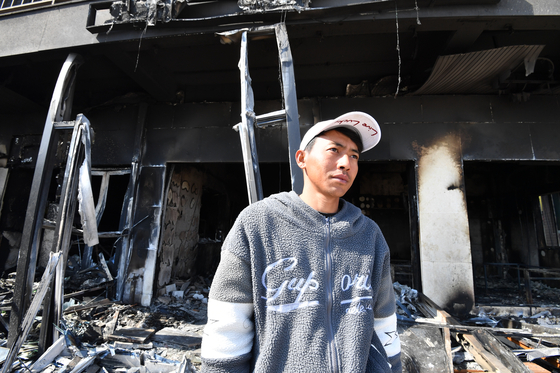 A 31-year-old Indonesian fisher named Sugianto explains how he assisted in evacuating elderly people when the Uiseong fire engulfed his village in Yeongdeok County in North Gyeongsang. [NEWS1] 
