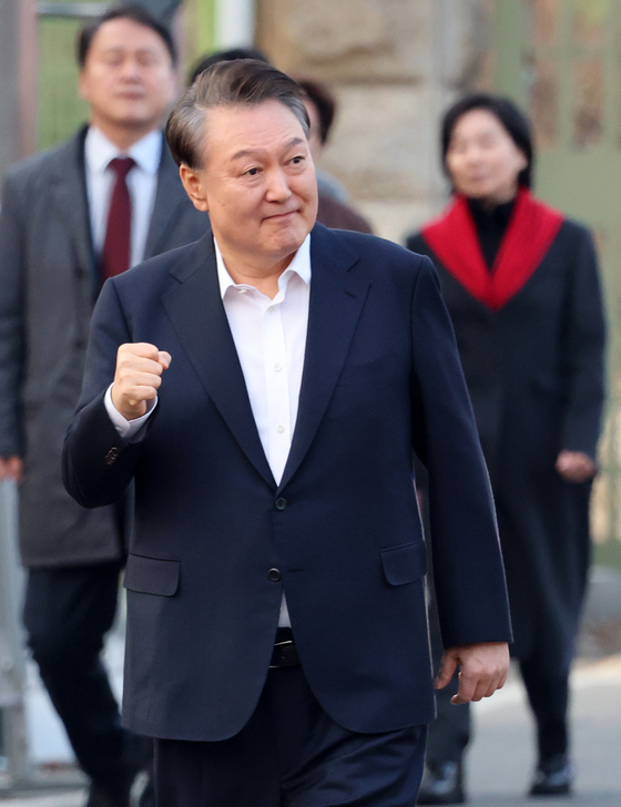 President Yoon Suk Yeol greets supporters upon arriving at his official residence in Yongsan District, central Seoul, on March 8 after his release from prison. [NEWS1]