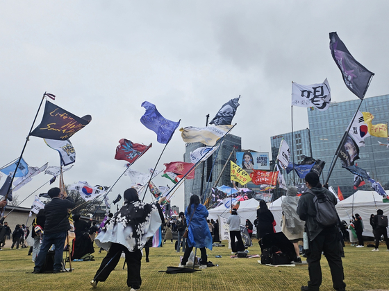 Citizens celebrate the impeachment of former President Yoon Suk Yeol at a rally held in central Seoul on April 5. [JOONGANG ILBO]