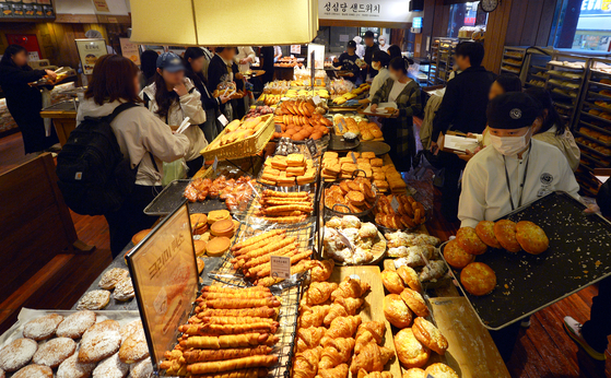 Customers wait in line to buy bread at Sungsimdang in Daejeon on Oct. 22, 2024. [JOONGANG ILBO] 