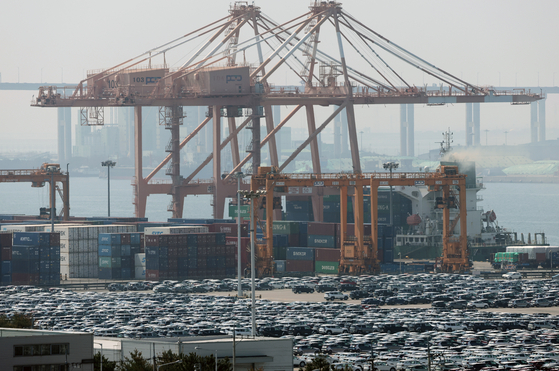 Cars are parked at Pyeongtaek-Dangjin Port in Pyeongtaek, Gyeonggi, on April 6 [NEWS1] 