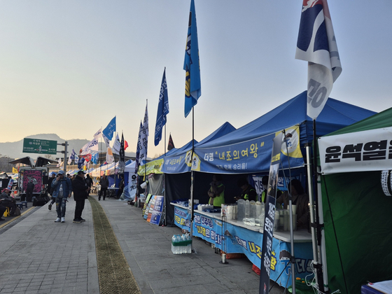 Illegal tents pitched along the sidewalks of Gwanghwamun in Jongno District, central Seoul, on March 24. [JOONGANGILBO]