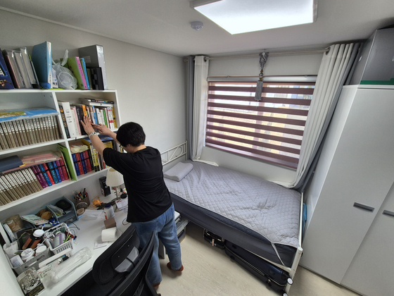 Cha Yoon-hee, a parent who brought her kids to Jangheung County, tidies up the interior of her home in the ″Study Village″ located in Im-ri, Jangpyeong-myeon, South Jeolla, on Apr. 3. [HWANG HEE-GYU]