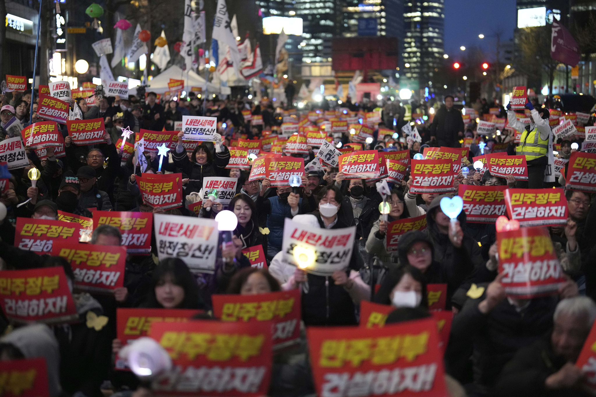 People shout slogans during a rally to celebrate after the Constitutional Court ruled to impeach President Yoon Suk Yeol in central Seoul on April 4. [AP/YONHAP]