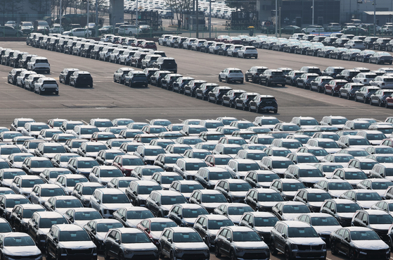 Cars waiting to be exported are parked at a port in Pyeongtaek, Gyeonggi, on April 3. [YONHAP]