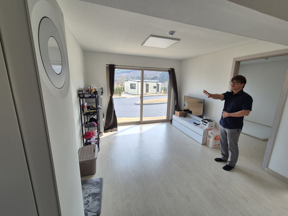 Lee Jung-hoon, a parent who brought his kids to Jangheung County, explains the interior layout of his home in the ″Study Village″ located in Im-ri, Jangpyeong-myeon, South Jeolla, on Apr. 3. [HWANG HEE-GYU]