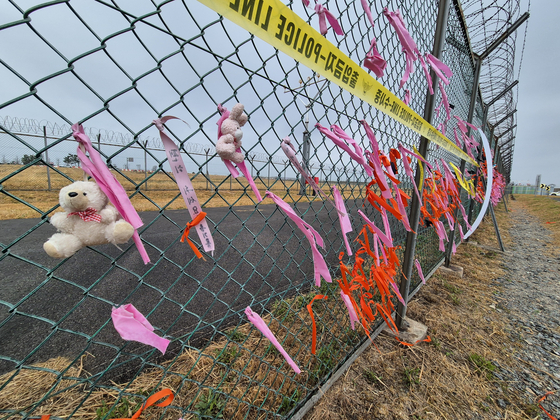 Ribbons hang on the Muan Airport fence in South Jeolla to commemorate the 100th day of the Jeju Air crash, which took place on Dec. 29, 2024. [JOONGANG ILBO]