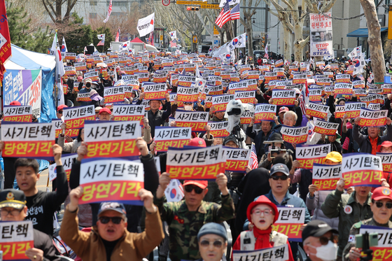 Demonstrators protesting President Yoon Suk Yeol’s impeachment rally near the Constitutional Court in Anguk Station in Jongno District, central Seoul, on April 3, on the eve of the court’s verdict. [YONHAP]