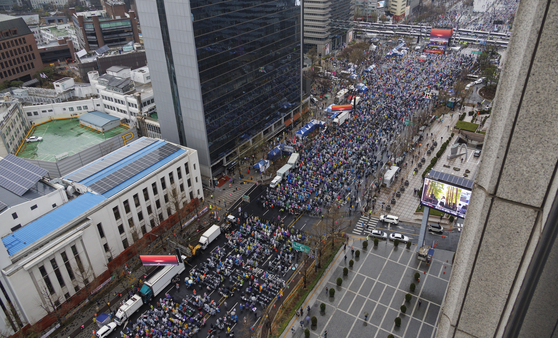 A rally is held on April 5 in Gwanghwamun, central Seoul, protesting the Constitutional Court's decision to remove Yoon Suk Yeol from the presidential office. [YONHAP]