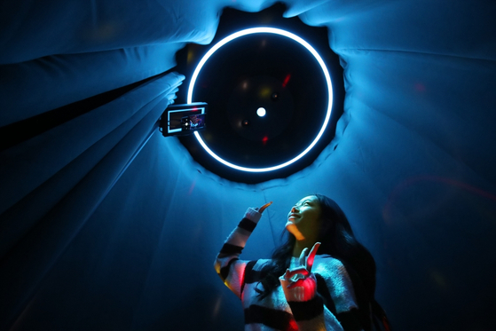 A demonstration of the Galaxy S25 Ultra’s camera features at the Galaxy S25 photo zone of the Galaxy Studio showcases the device’s low-light capabilities. [SAMSUNG ELECTRONICS]