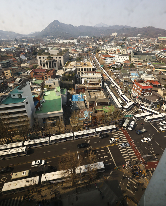 Police buses form barricades along the road leading up to the Constitutional Court in Jongno District, central Seoul, on April 1. [JOONGANG AILBO]