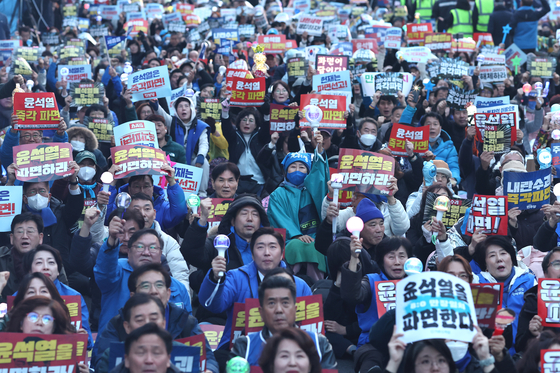 Protesters supporting President Yoon Suk Yeol’s impeachment hold a rally near the Constitutional Court in Anguk Station in Jongno District, central Seoul, on April 3, on the eve of the court’s verdict. [YONHAP]
