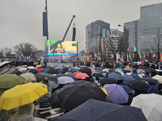 Citizens celebrate the impeachment of former President Yoon Suk Yeol at a rally held in central Seoul on April 5. [JOONGANG ILBO]