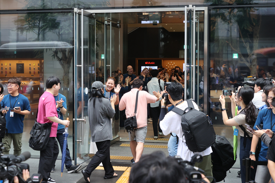 People enter an Apple store in Myeongdong, central Seoul, to buy the iPhone 16 equipped with new artificial intelligence-powered features. [YONHAP]