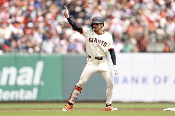 San Francisco Giants outfielder Lee Jung-hoo reacts to his double in the first inning of a baseball game against the Seattle Mariners in San Francisco on April 6. [AP/YONHAP] 
