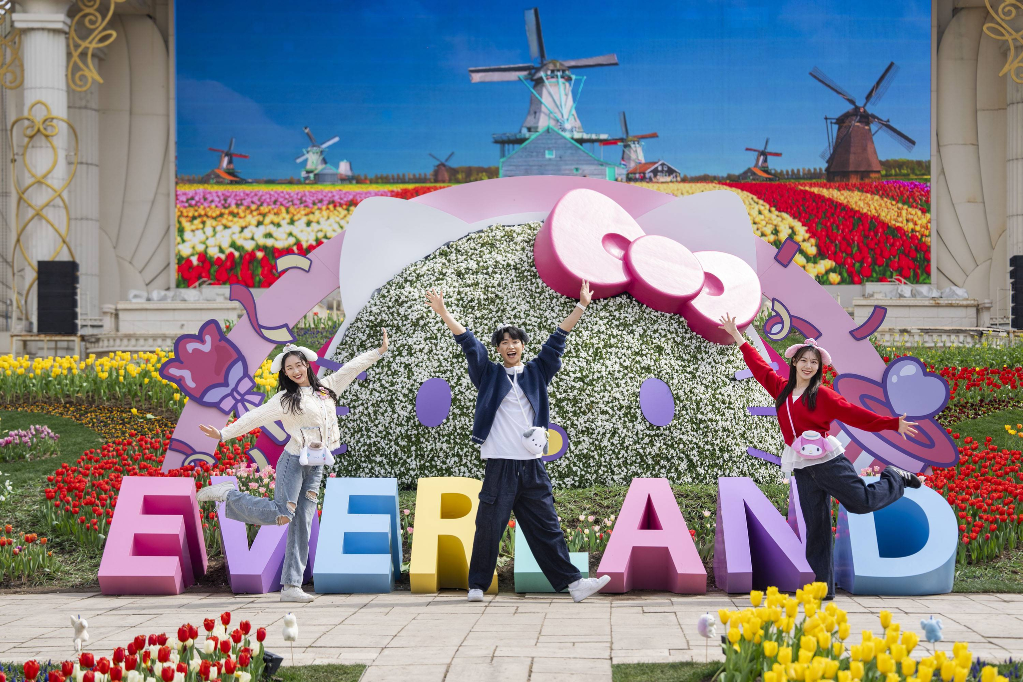 Visitors take a photo in front of a giant Hello Kitty topiary blooming with fresh flowers in the Four Seasons Garden at Everland in Yongin, Gyeonggi. [SAMSUNG C&T]