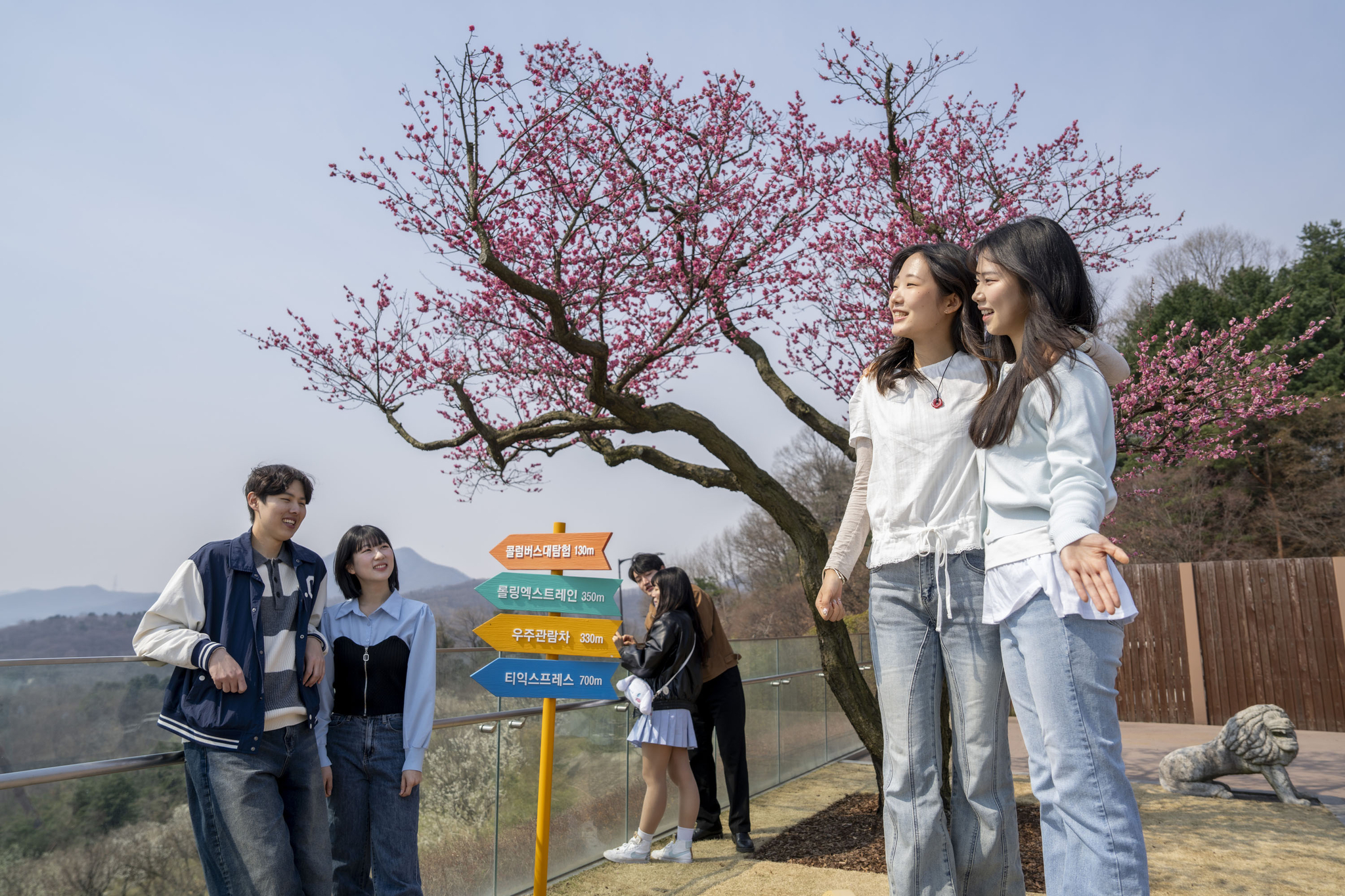Visitors take a photo on the Sky Garden Trail in Yongin, Gyeonggi. [SAMSUNG C&T]