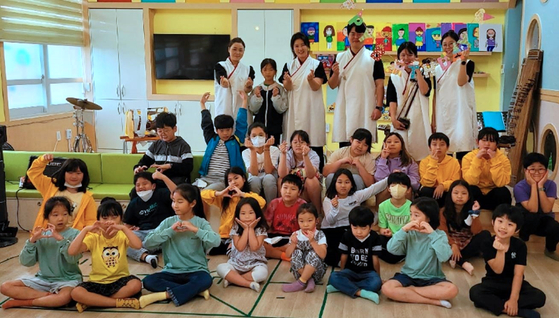 Students take a commemorative photo at Jangpyeong Elementary School in Jangheung County, South Jeolla. [JANGHEUNG LOCAL GOVERNMENT]