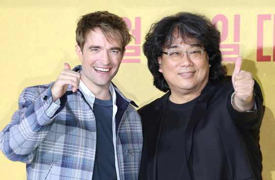 Director Bong Joon-ho, right, and actor Robert Pattinson pose for a photo during a press conference for ″Mickey 17″ at a theater in Yongsan District, central Seoul, on Jan. 20. [NEWS1] 