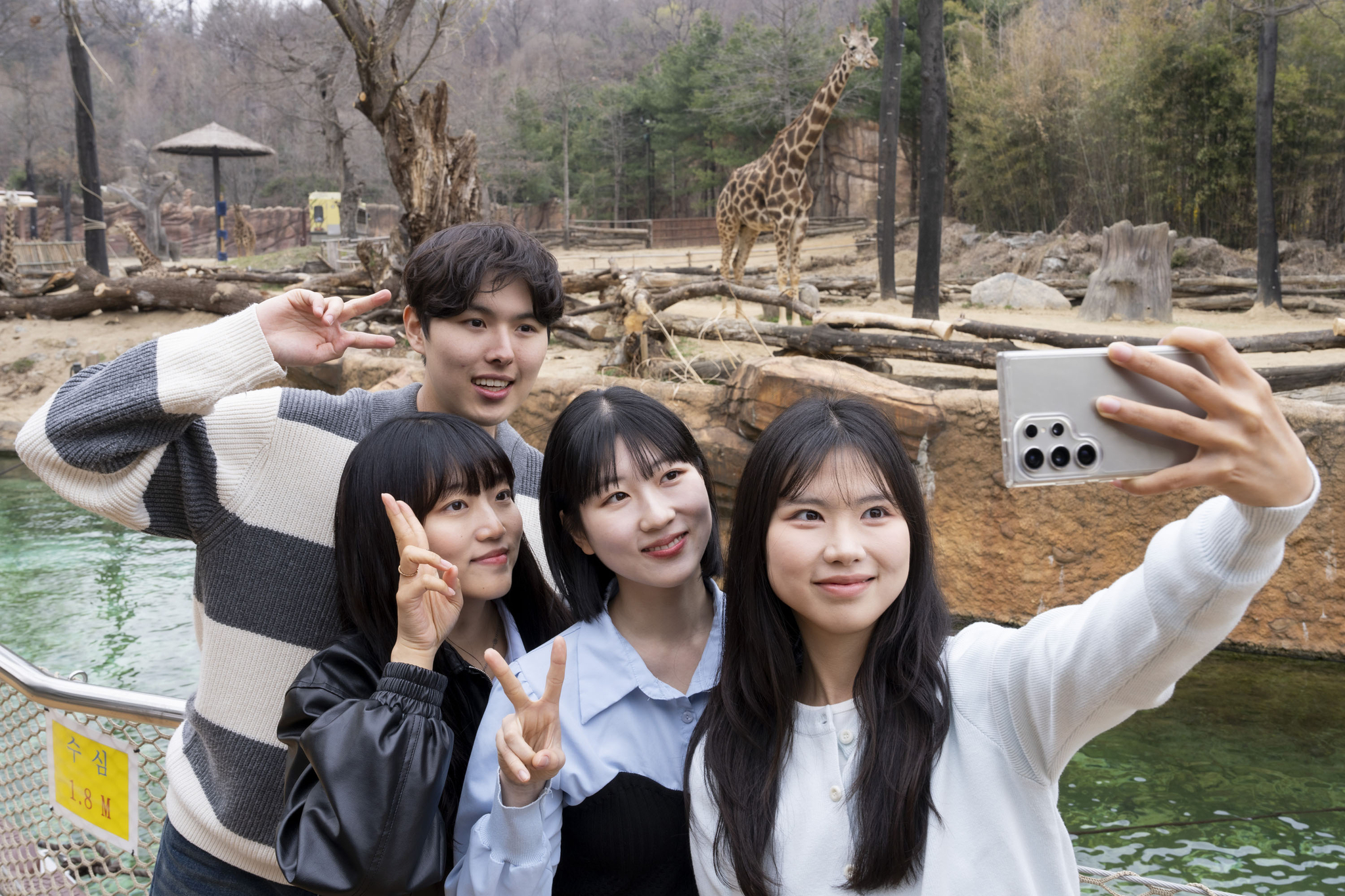 Visitors take a photo during the River Trail Adventure at Everland in Yongin, Gyeonggi. [SAMSUNG C&T]