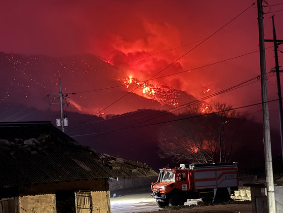 A high-performance specialized fire extinguishing truck is seen in a photo taken on March 25, when a wildfire engulfed Andong City in North Gyeongsang. [KOREA FOREST SERVICE]