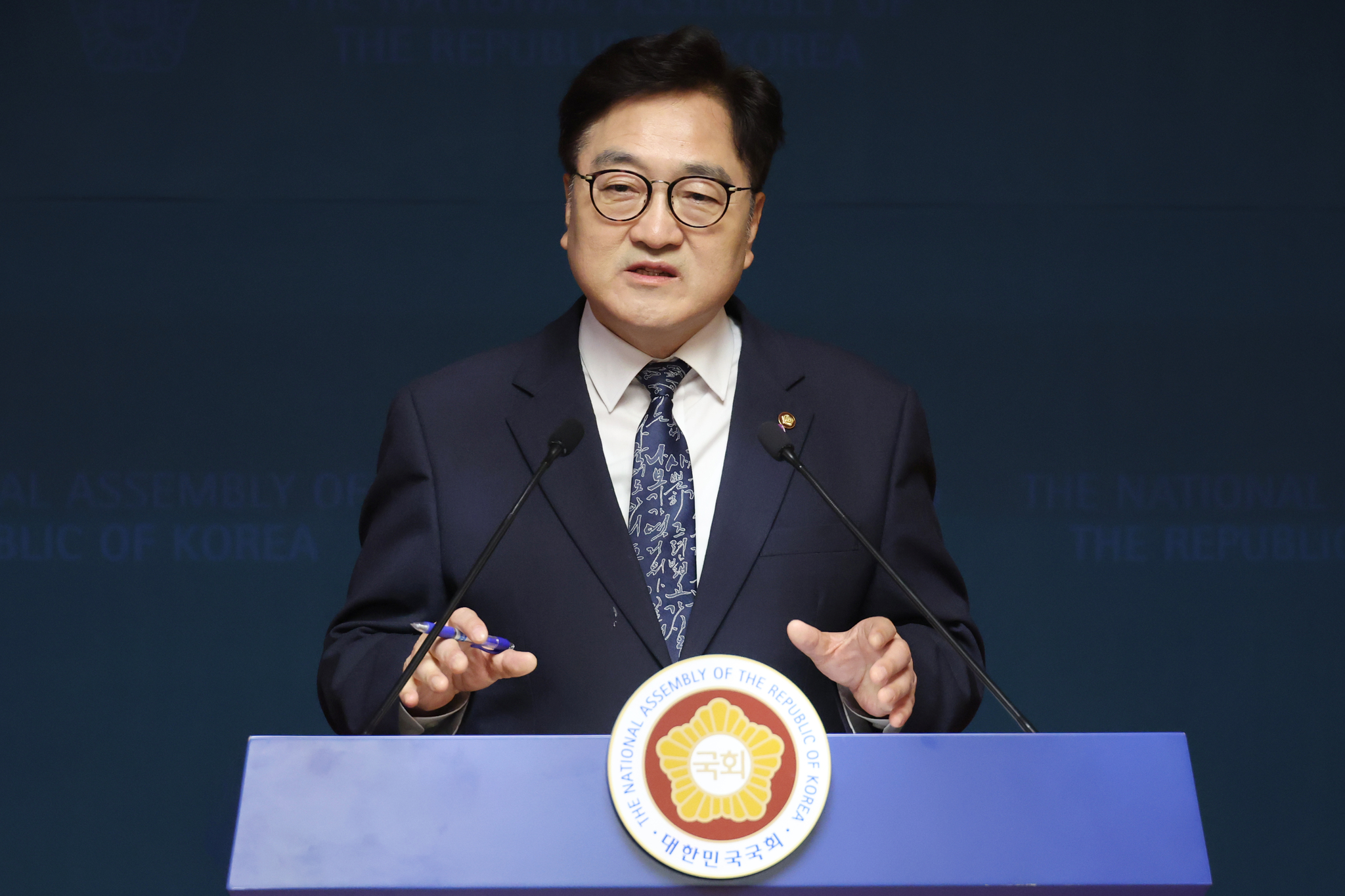 National Assembly Speaker Woo Won-shik holds a press conference on April 6 urging to reform the Constitutional Law. [NEWS1]