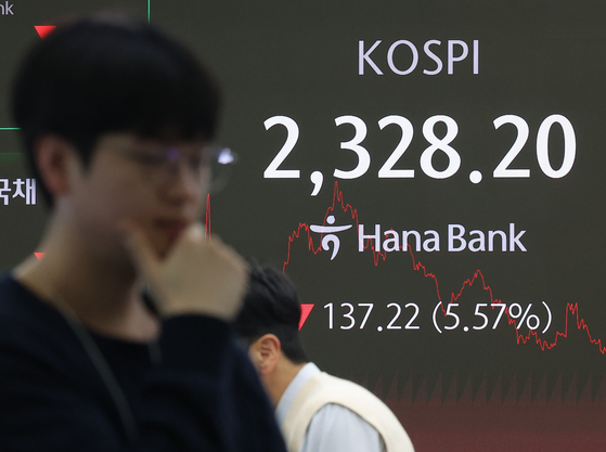 A screen in Hana Bank's trading room in central Seoul shows the Kospi closing at 2,328.2 points on April 7, down 137.22 points, or 5.57 percent, from the previous trading session. [YONHAP]