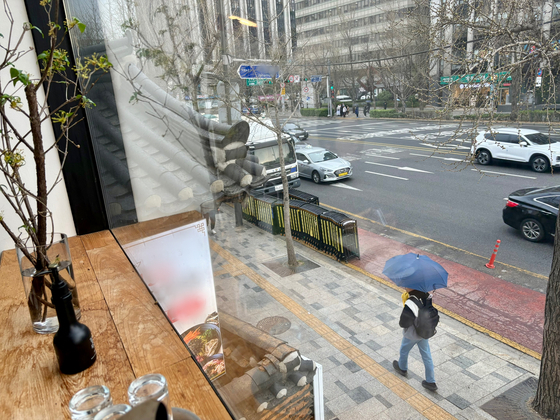 A police truck and barricade are seen on the road in front of a cafe near Gyeongbok Palace on April 2. The owner of the cafe said that a part-time worker quit in January due to symptoms of panic disorder arising from the noise from the rallies. [LEE AH-MI]
