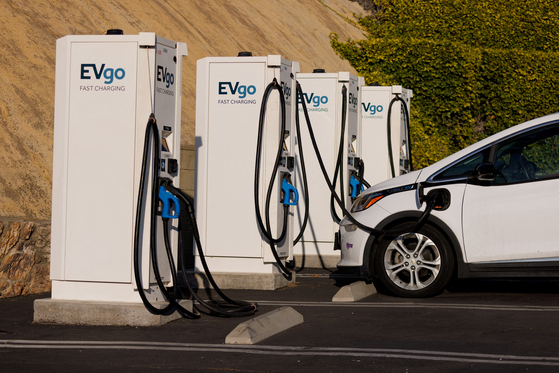 An EVgo fast electric vehicle charger charges a Chevy Bolt in Encinitas, California, on Oct 17. [REUTERS/YONHAP]