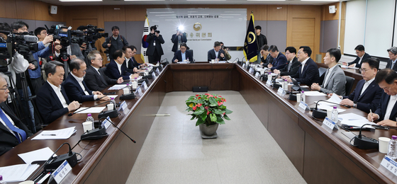 Financial regulators and leaders of Korea's major financial groups, including Financial Services Commission Chairman Kim Byoung-hwan and Financial Supervisory Service Gov. Lee Bok-hyun, participate in a financial policy meeting held at the Seoul Government Complex in Jongno District, central Seoul, on April 7. [NEWS1]