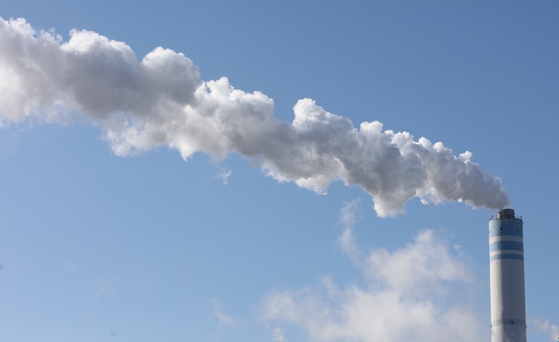 A coal-fired power plant in Yeosu, South Jeolla, in 2022 [YONHAP] 