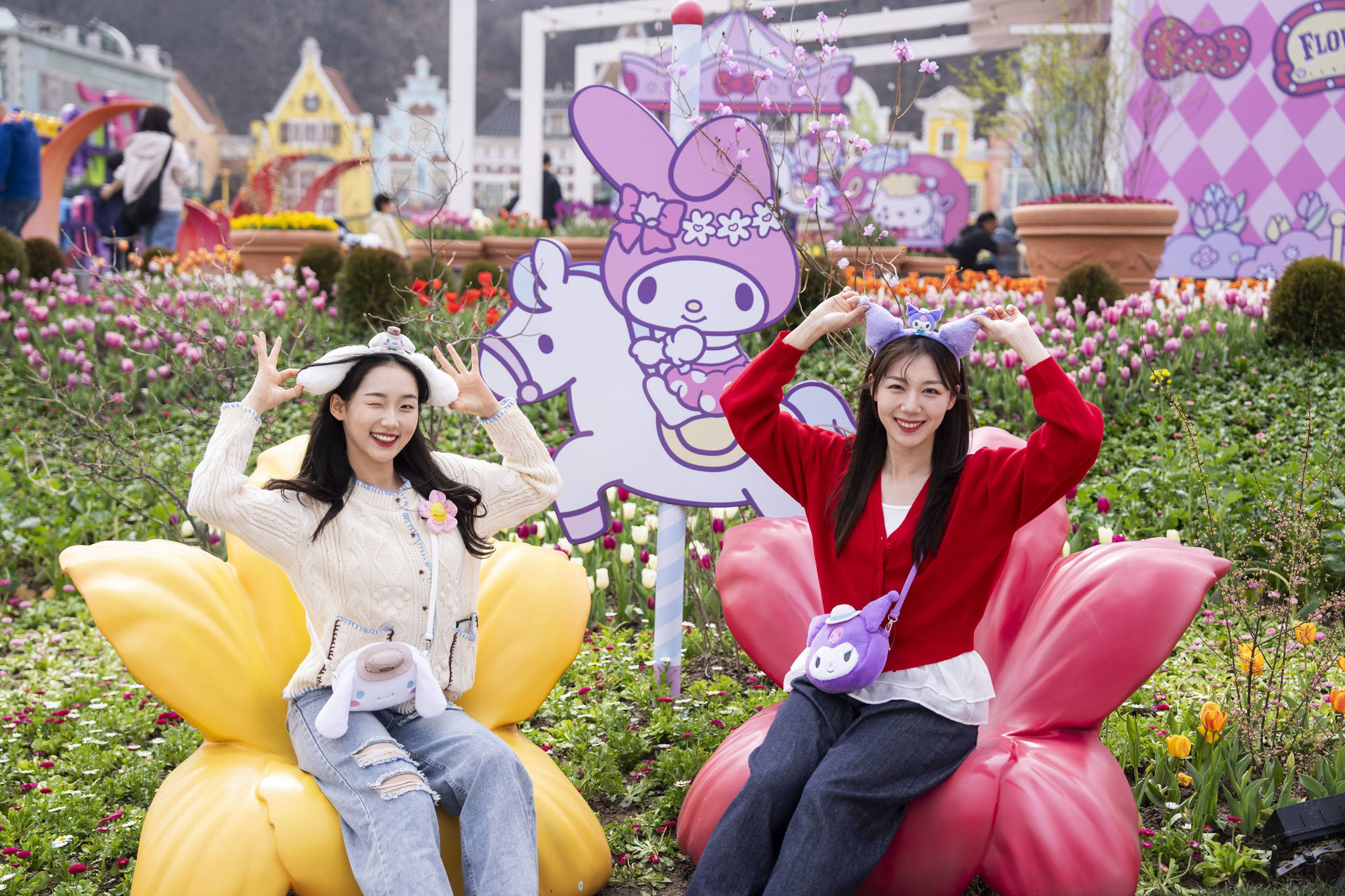Visitors take a photo in the Four Seasons Garden at Everland in Yongin, Gyeonggi. [SAMSUNG C&T]