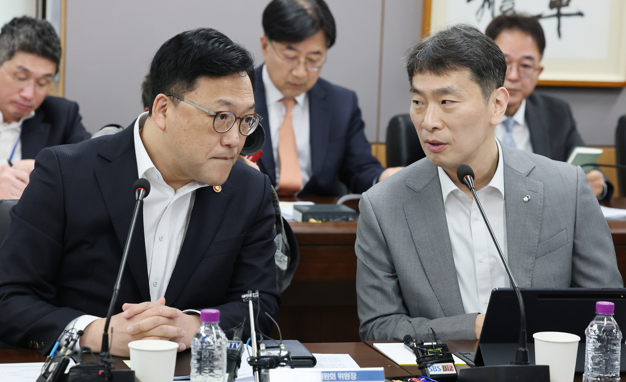 Financial Services Commission Chairman Kim Byoung-hwan, left, and Financial Supervisory Service Gov. Lee Bok-hyun, right, converse at a financial policy meeting held at the Seoul Government Complex in Jongno District, central Seoul, on April 7. [NEWS1]