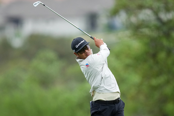 Ryo Hisatsune watches his second shot on the 18th hole during the third round of the Valero Texas Open in San Antonio, Texas on April 5. [REUTERS/YONHAP]  