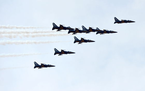 The Korean Air Force's special flight team, the Black Eagles, fly in formation over the cemetery to commemorate 55 fallen warriors at the 10th West Sea Defense Day ceremony held at the Daejeon National Cemetery in Daejeon on March 28. [KIM SUNG-TAE]