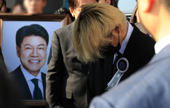 Rapper Noel at the funeral of his father, late politician Chang Je-won, on April 4 in Busan [YONHAP]