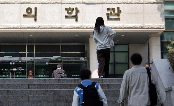 Students walk into a medical school building in Daejeon on April 3. [KIM SUNG-TAE] 