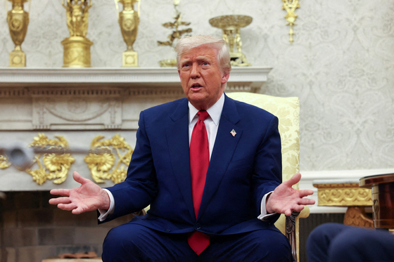 U.S. President Donald Trump meets with Israeli Prime Minister Benjamin Netanyahu in the Oval Office at the White House in Washington in the United States on April 7. [REUTERS/YONHAP]