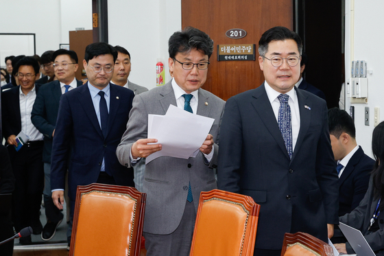 Democratic Party floor leader Park Chan-dae, right, and head of the party policy committee Jin Sung-joon, left, converse while entering a party strategy meeting held at the National Assembly in Yeouido, western Seoul April 8. [NEWS1]