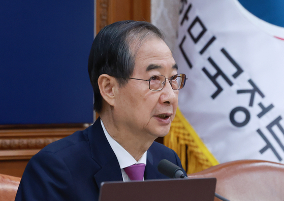 Acting President Han Duck-soo speaks at a Cabinet meeting at the Government Complex Seoul in Jung District, central Seoul on April 8. [YONHAP]