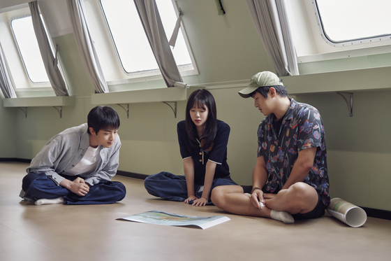 Scenes from Netflix's entertainment show ″Kian’s Bizarre B&B,″ featuring webtoonist Kian84, singer Jin of boy band BTS and actor Ji Ye-eun [NETFLIX]