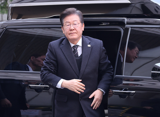 Democratic Party leader Lee Jae-myung arrives at the Seoul Central District Court in Seocho District, southern Seoul, on April 1. [NEWS1] 