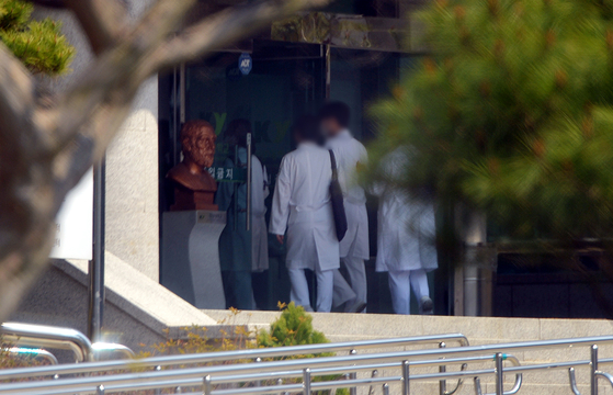 Students walk into a medical school building in Daejeon on April 3. [KIM SUNG-TAE]