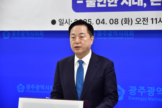 Former liberal Democratic Party (DP) lawmaker Kim Du-kwan speaks at a press conference in Gwangju on April 8. [YONHAP]